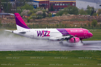 Gdansk, Rebiechowo. Nz.  Airbus A320-232 linii WizzAir.
06.05.2009
fot....