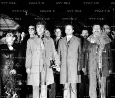 Objazd delegacji Solidarnosci po podkrakowskich miejscowosciach....