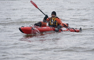 Podroznik Marek Kaminski podczas kajakowego splywu...
