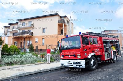 Gdynia - Obluze. Pozar dachu jednego z blokow na ul....