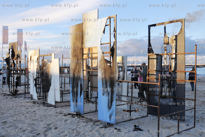 Sopot plaza przy Molo. Happening "Unwanted Things "...