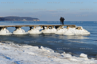 Sopot. Mrozna niedziela na plazy i molo w Sopocie....