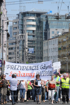 Kupcy z gdyńskiej hali targowej przeszli ulicami Gdyni...