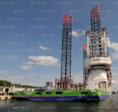 Gdansk. Nabrzeze Obroncow Westerplatte. Podniesienie...