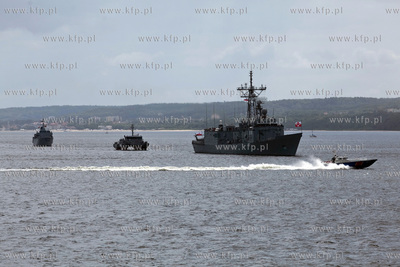 Parada wszystkich najwazniejszych klas okretow bedacych...