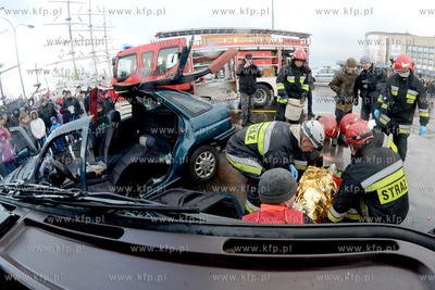 Gdynia. Molo Poludniowe. Pokaz ratownictwa medycznego...