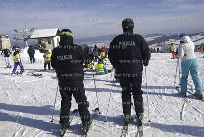 Policjanci na nartach patrolują stoki w Bialce Tatrzanskiej.
31.01.2014...