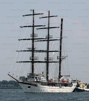 Zaglowiec szkolny Le Quy Don wybudowany w gdanskiej...