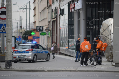 Gdynia. Srodki ostroznosci w zwiazku z pandemia koronawirusa...