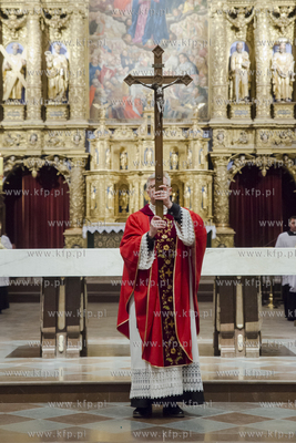 Z powodu pandemii koronawirusa wierni nie mogą uczestniczyć...