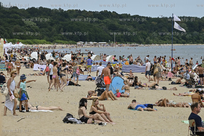 Sopot. Plaza w sezonie pelna plazowiczow i parawanow....