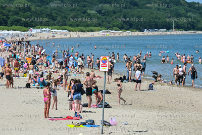 Sopot. Plaża. Czerwona flaga sygnalizująca zakaz...