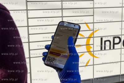 Odbiór paczek z paczkomatu za pomocą aplikacji mobilnej...