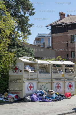 Gdańsk Brzeźno. Kontenery na odzież Polski Czerwony...