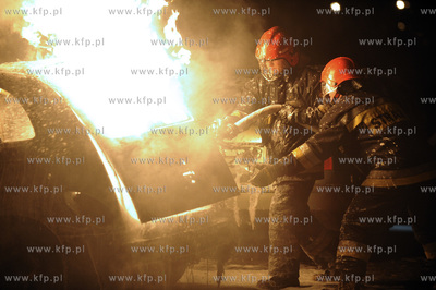 Gdansk. Pozar samochodu na Targu Rybnym na Glownym...