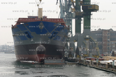 Kanal portowy w Gdansku, budowany statek w Soczni Gdanskiej...