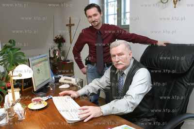 Lechh Walesa ze swoim synem Jaroslawem w swoim biurze....