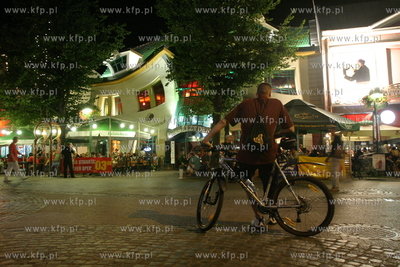 Sopot noca, widok na krzywy dom przy ul. Bohaterow...