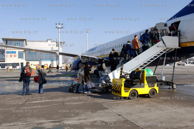 Port lotniczy im. Lecha Walesy w Gdansku. Nz. pasazerowie...