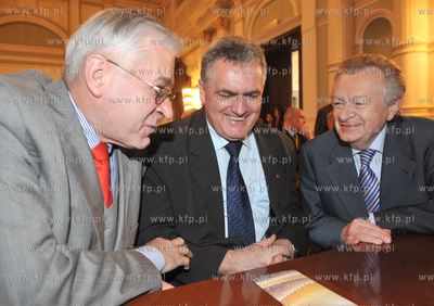 W siedzibie Rady Miasta Gdanska podpisano umowe pomiedzy...