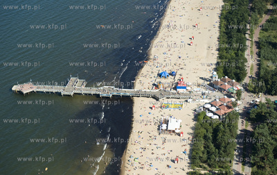 Gdansk Brzezno z lotu ptaka. Molo i plaza na granicy...