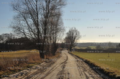 Sulmin wies na Kaszubach. Wiejska droga. 31.12.2011...