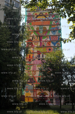 Na bocznej fasadzie bloku na ulicy Pilotow 18 w Gdansku...