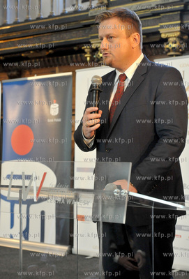 Dwor Artusa. Prezydent Lech Walesa wreczyl przyznawana...