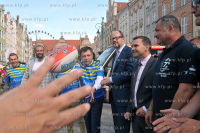 Proba bicia rekordu swiata w podawaniu pilki do rugby...