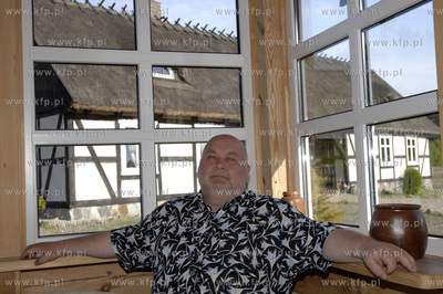 Rudi Schuberth i jego dom na Kaszubach. Na werandzie...