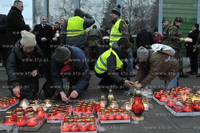 Dzien Zolnierzy Wykletych. Akcja palenia zniczy na...