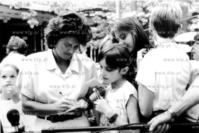 Festiwal PIosenki w Sopocie. Autografy rozdaje Alicja...