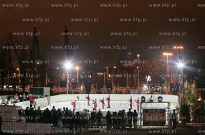 Gdansk. Plac Zebran Ludowych. Otwarcie lodowiska. 23.12.2006...