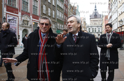 Sekretarz Generalny UEFA David Taylor ( nz ) odwiedzil...