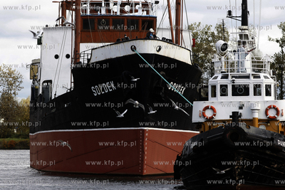 Gdansk. Statek muzeum Soldek, zostal odholowany do...