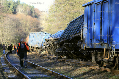 Sześć wagonów z siarką wykoleiło się, a z trzech...