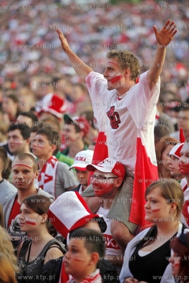 Gdansk. Mistrzostwa europy w pilce noznej. Kibice ogladaja...