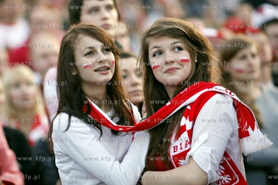 Gdansk. Mistrzostwa europy w pilce noznej. Kibice ogladaja...