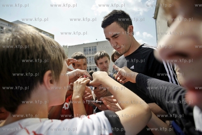 Gdansk Zaspa. Pilkarski turniej dzikich druzyn Do przerwy...