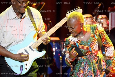 Siesta Festival.  Koncert pochodzacej z Beninu piosenkarki...