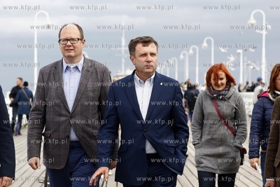 Sopot. Spacer prezydentow Gdanska Pawla Adamowicza...