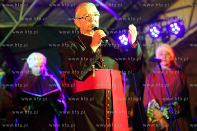 Coroczna Wigilia Gdanszczan  na Dlugim Targu. Nz. abp....