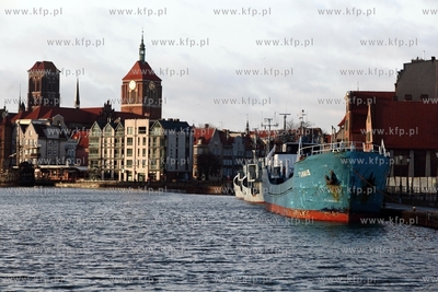 Statek towarowy MV TANAIS i statki z Kajmanow Spirit...