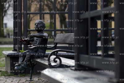 Gdańsk Wrzeszcz. Plac Józefa Wybickiego. Ławeczka...