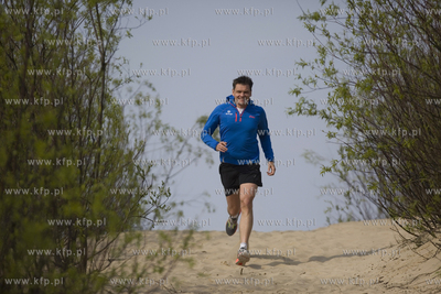 Adam Korol biega na plazy na gdanskich Stogach. 30.04.2015...