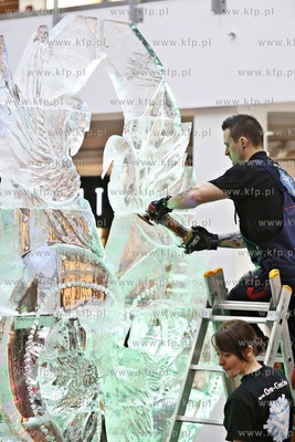 Galeria Przymorze. Pokaz rzeźbienia w lodzie połączony...