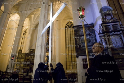 Gdańsk. Misterium Nocne. Uczestnicy misterium w Bazylice...