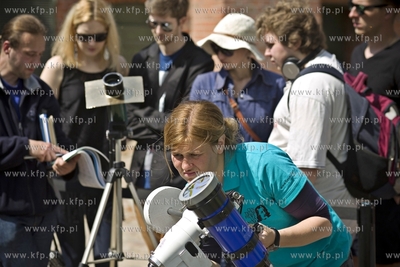 Gdańsk. Centrum Hewelianum. Obserowanie zjawiska przecinania...