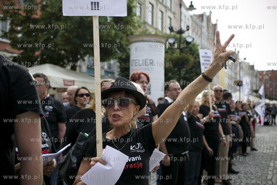 Gdańsk. Długi Targ. Milczący protest KOD-u przeciw...