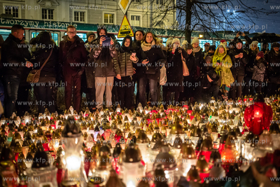 Mieszkańcy Gdańska pod Urzędem Miasta oddają hołd...